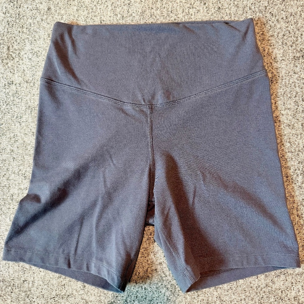 Extra High-Waisted PowerChill Hidden-Pocket Biker Shorts -- 6-inch inseam Size M